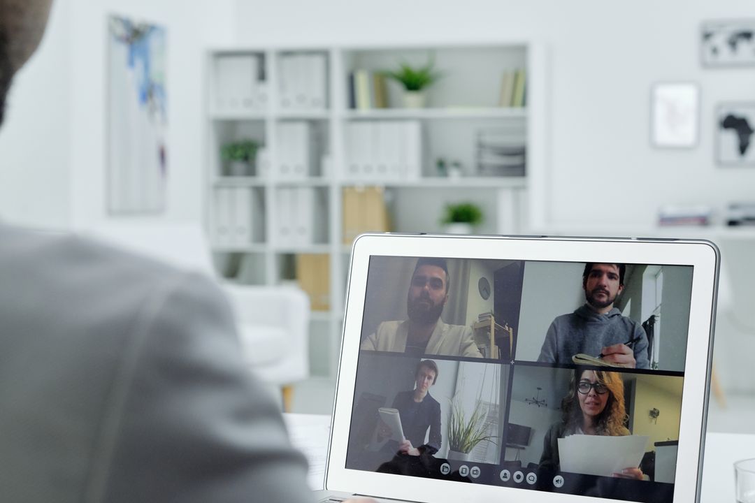 Laptop mit laufender Videobesprechung