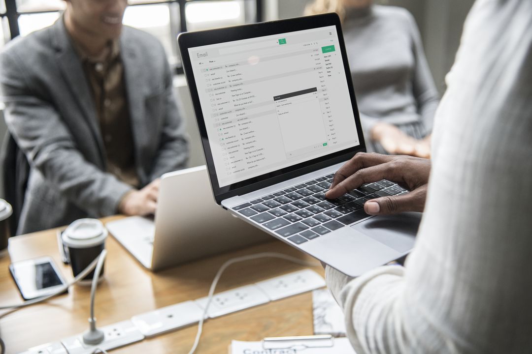 Hände tippen am Laptop mit Kontaktliste