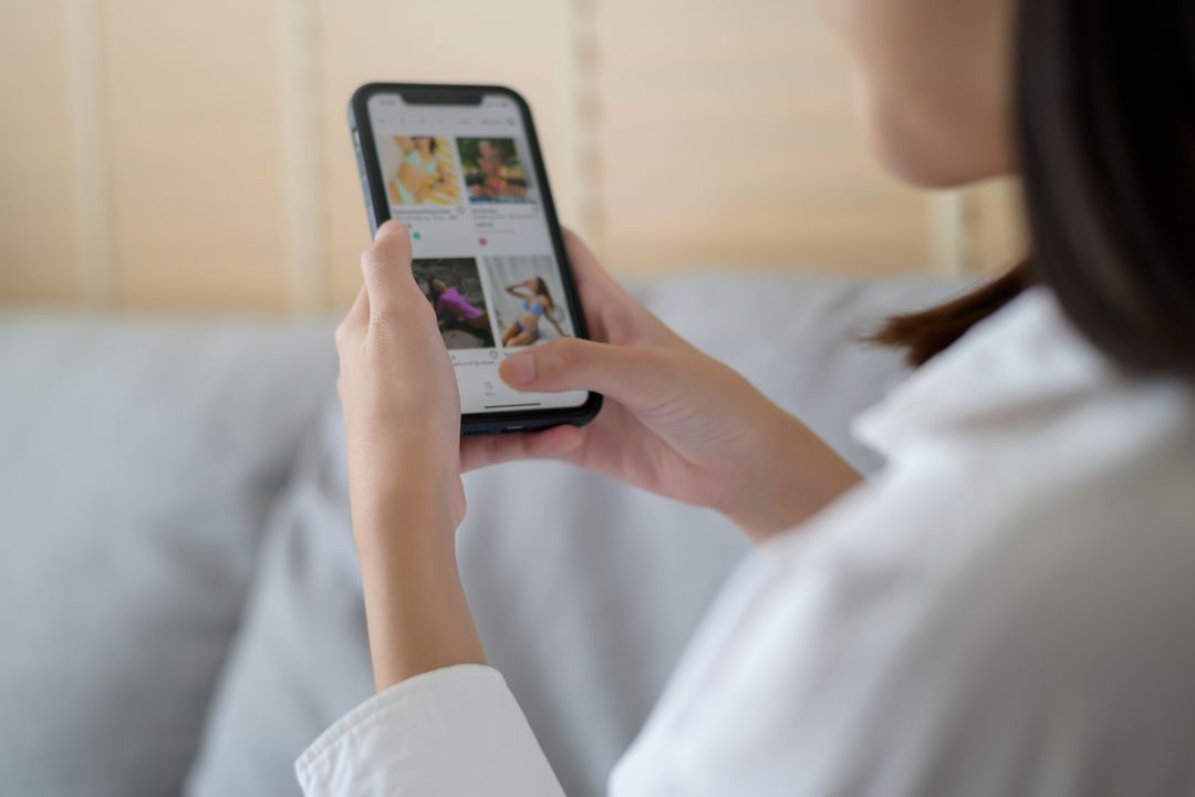 Hände mit Smartphone und Social-Media-Feed
