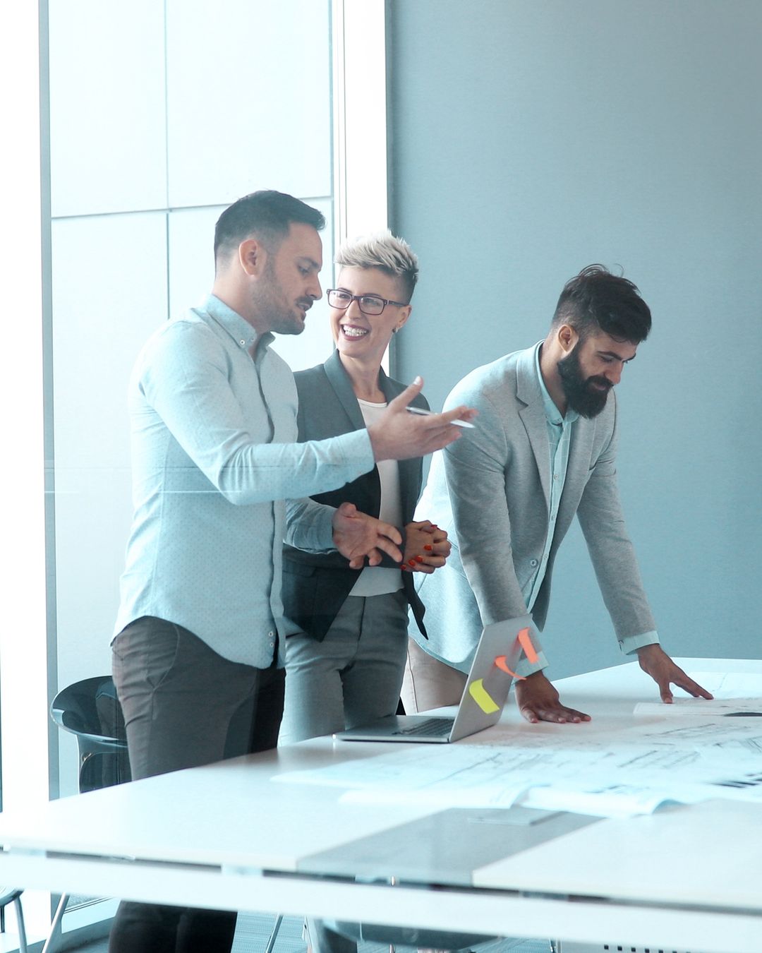 Team plant gemeinsam am Besprechungstisch