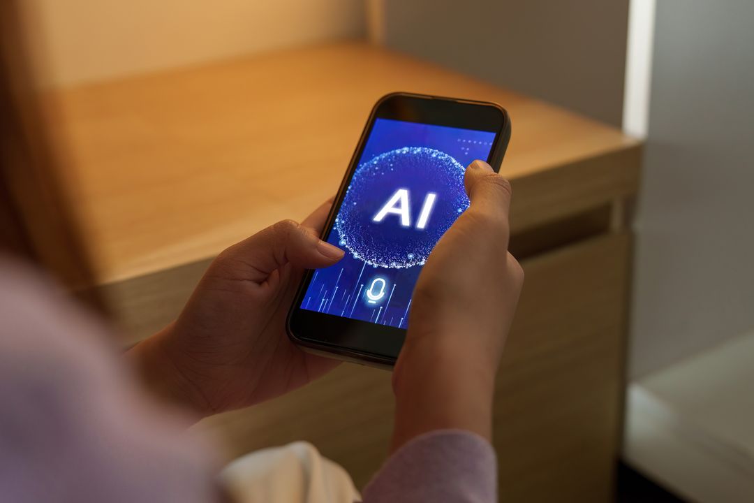 Hand hält ein Smartphone mit KI-Assistent