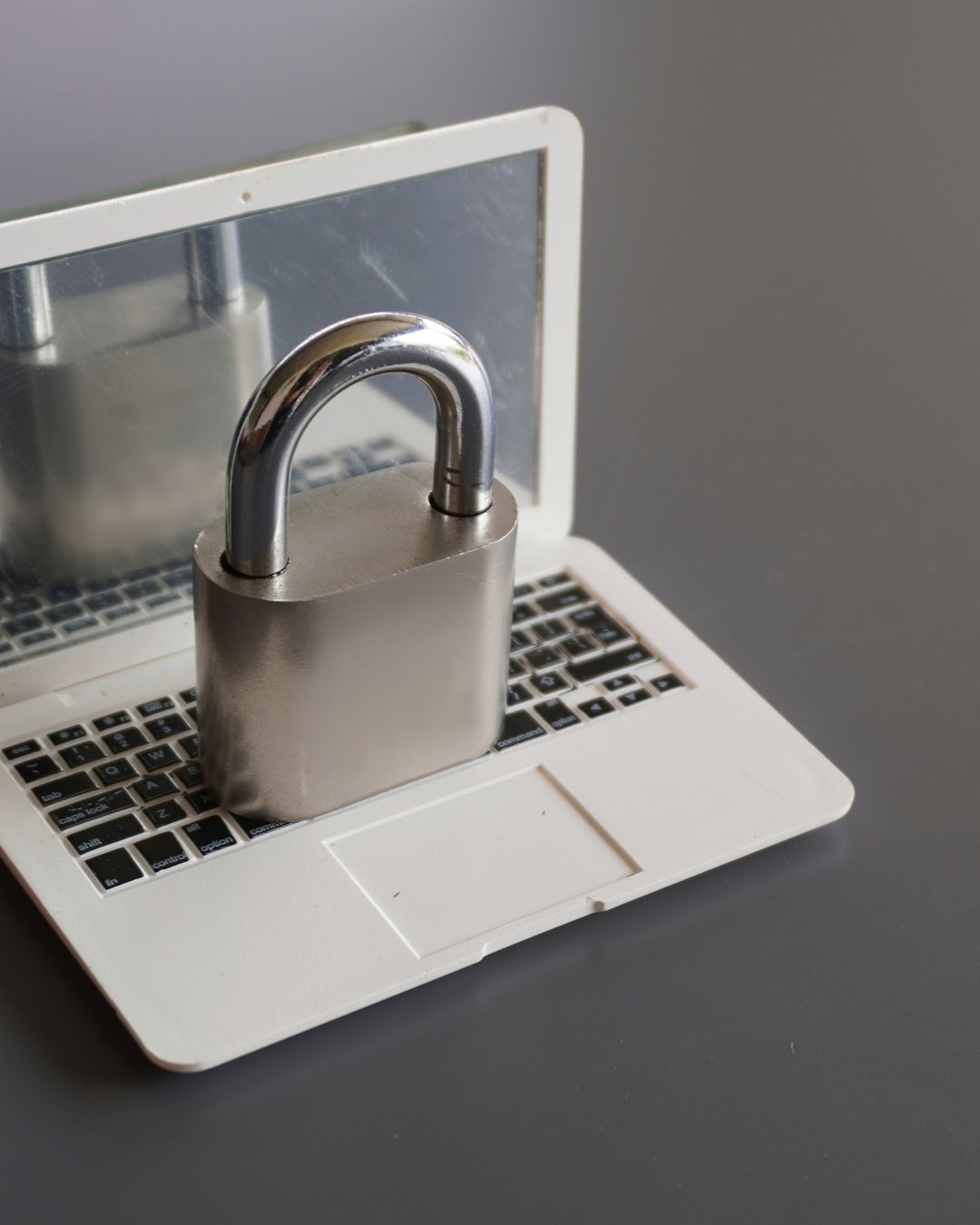 Vorhängeschloss auf einem Laptop